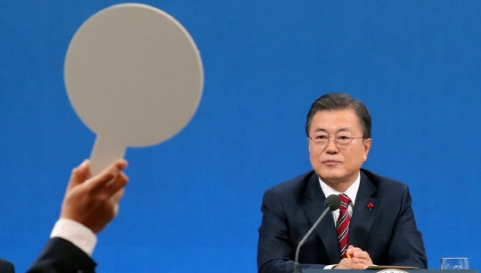 문재인 대통령이 18일 열린 신년 기자회견에서 기자의 질문을 받고 있다. <연합뉴스>